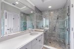 King/Queen Ensuite - South
